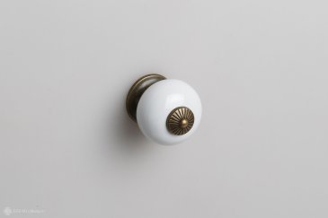 Balu мебельная ручка-кнопка старинная латунь с белой керамической вставкой