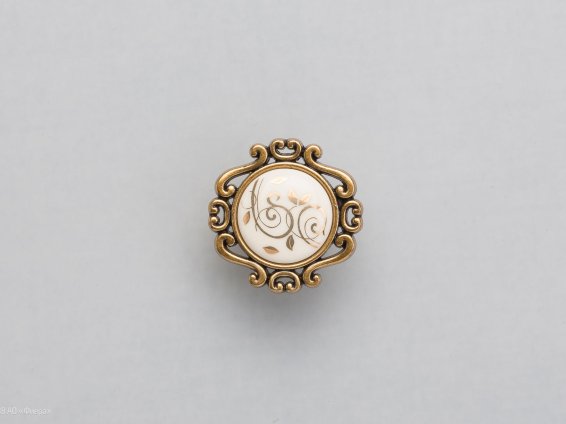 P41 мебельная ручка-кнопка состаренное золото с керамической вставкой цвета слоновой кости с рисунком