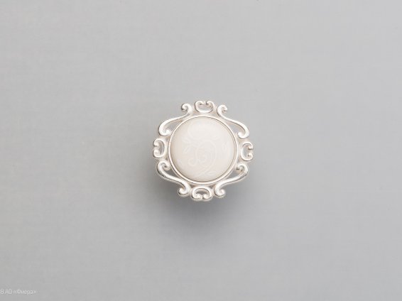 P41 мебельная ручка-кнопка венецианское серебро с керамической вставкой цвета слоновой кости с рисунком